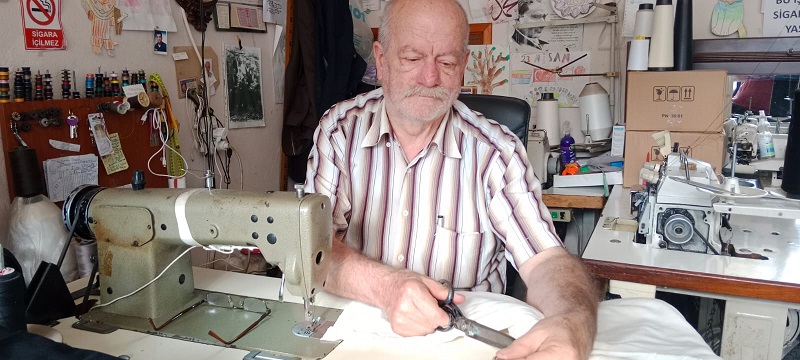 Terzi Feyzullah Kibar 75 yaşında terzilik mesleğini sürdürüyor.